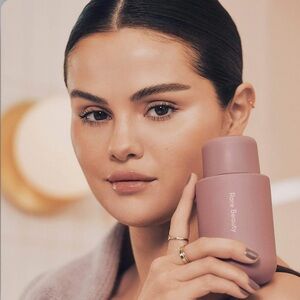 NEW Rare Beauty by Selena Gomez 
Find Comfort Niacinamide Hydrating Body Lotion